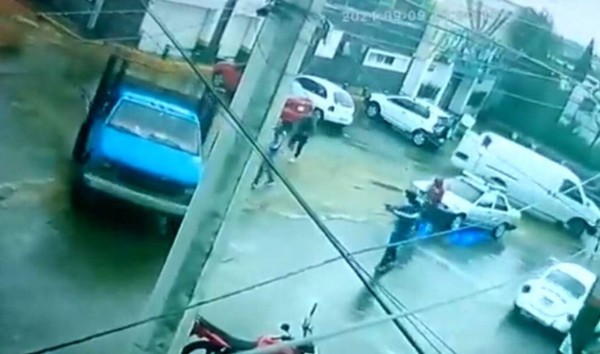 VIDEO: Conductor de camioneta logra escapar de un comando armado